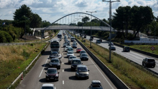 Chass&eacute;-crois&eacute; des vacances: rouge et noir sur les routes 