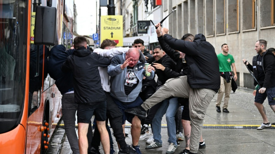 Torcedores de Chelsea entram em confronto antes da final da Liga Confer&ecirc;ncia