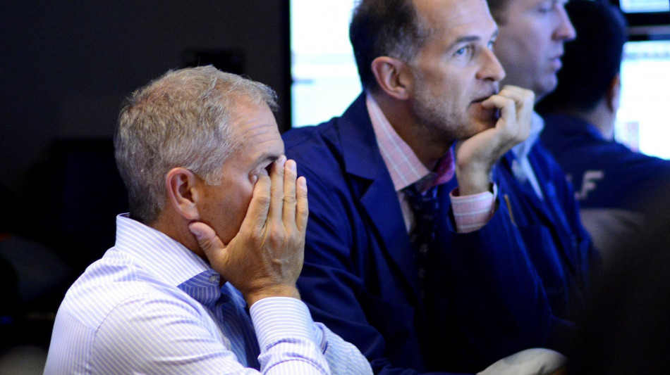Borsa: Europa debole con Moody's, a picco dollaro e Treasury