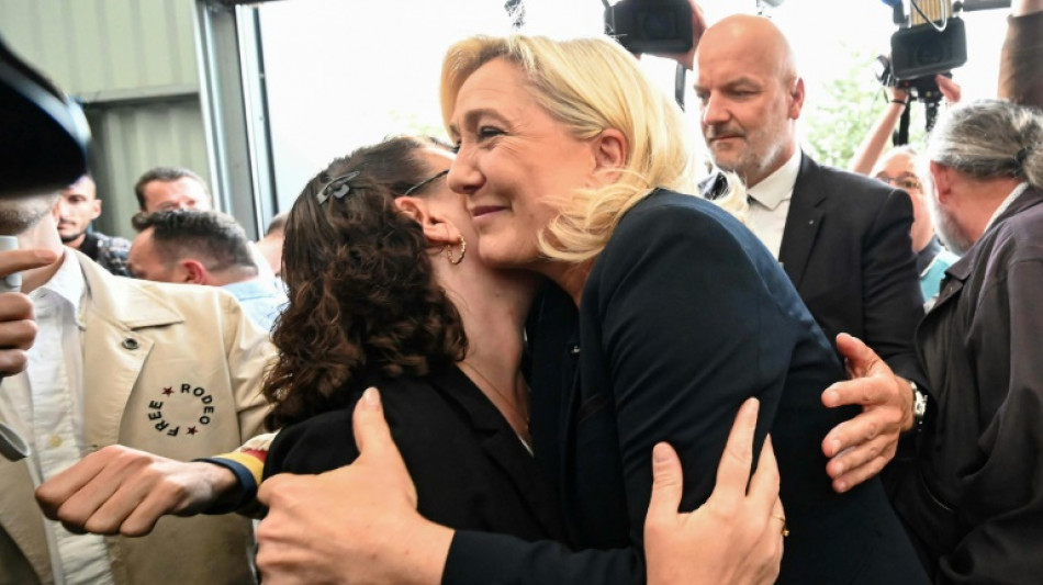 L&eacute;gislatives: les visages d&eacute;faits chez Macron, la f&ecirc;te chez M&eacute;lenchon et Le Pen