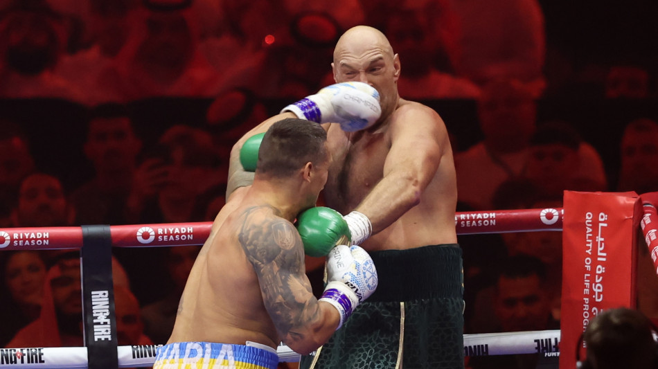 Boxe: ucraino Usyk batte Fury, &egrave; campione pesi massimi
