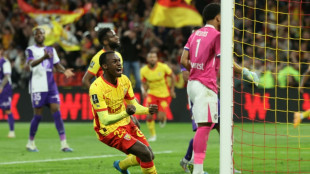 Lens leave it late to edge Toulouse and keep pressure on PSG