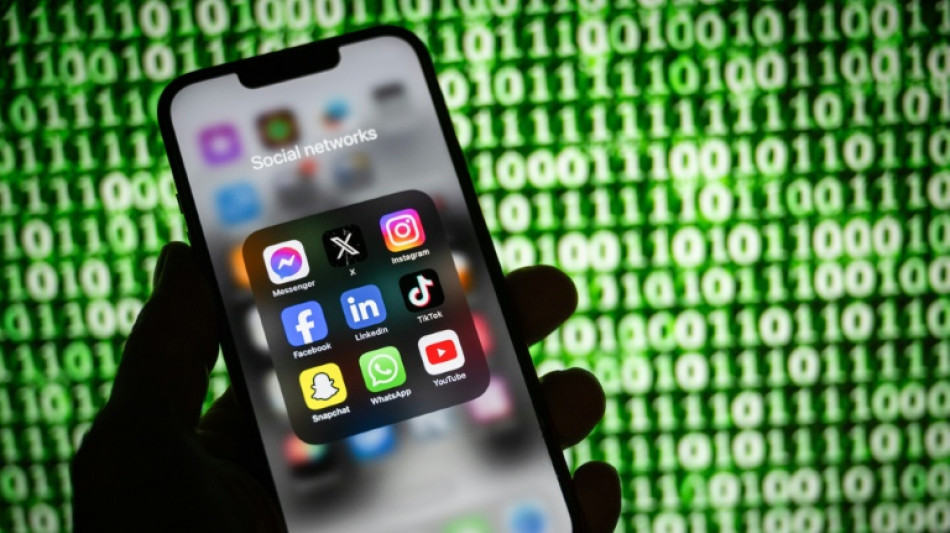 L'interdiction des r&eacute;seaux sociaux aux moins de 15 ans adopt&eacute;e en commission au S&eacute;nat, le texte modifi&eacute;