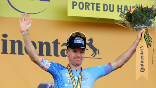 Tour de France: van Aert toujours en jaune au bout d'une folle &eacute;tape des pav&eacute;s