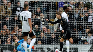 Arsenal regain five-point lead with Fulham stroll, Casemiro off as Man Utd draw