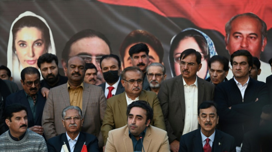 Partidos se unem no Paquist&atilde;o para governar sem aliados de Khan