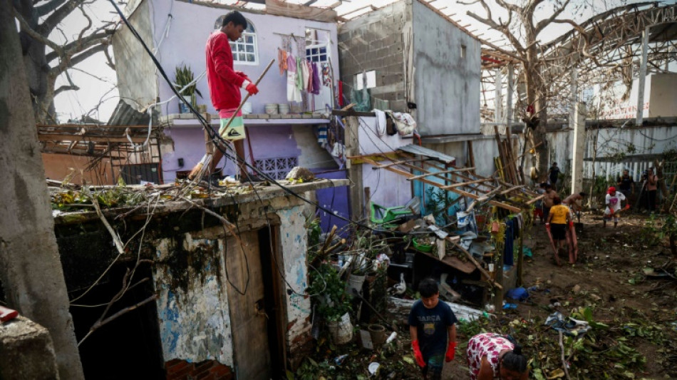 Puerto mexicano de Acapulco lucha por levantarse tras el paso del hurac&aacute;n Otis 
