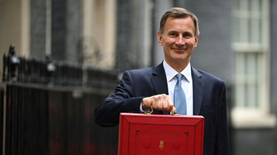 El gobierno brit&aacute;nico presenta presupuesto en medio de una huelga por el costo de la vida