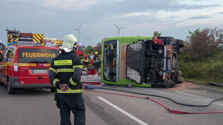 Pullman Flixbus si ribalta, 20 feriti in autostrada in Germania
