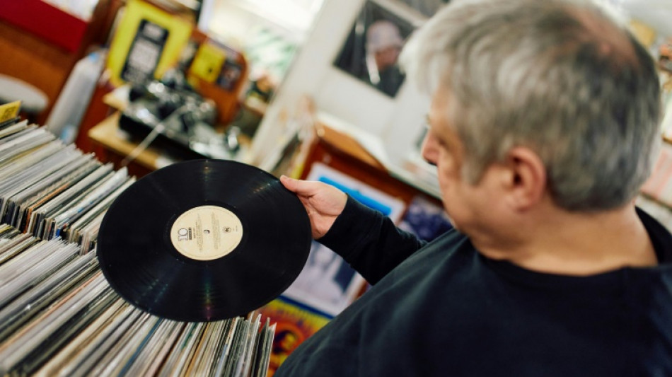 "Sentir, toucher, regarder": au Royaume-Uni, nouvel &acirc;ge d'or pour les vinyles