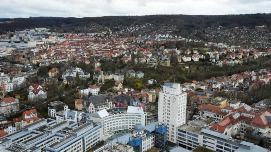 Polizei hilft nacktem Mann in Jena mit Einwegoverall aus