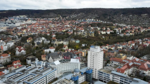 Polizei hilft nacktem Mann in Jena mit Einwegoverall aus