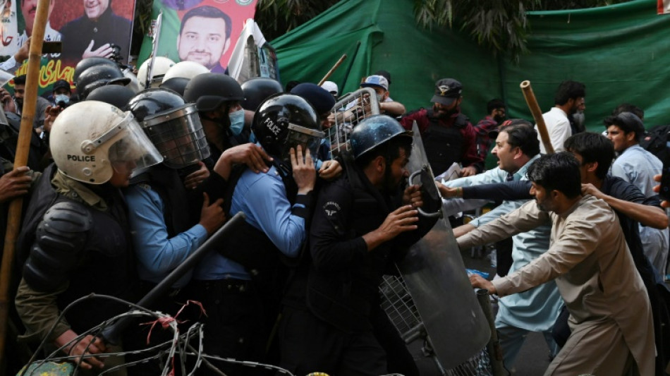 Polic&iacute;a pakistan&iacute; suspende intento de detener a ex gobernante Khan