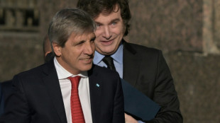 Los "d&oacute;lares del colch&oacute;n", el tesoro de los argentinos que Milei quiere desenterrar