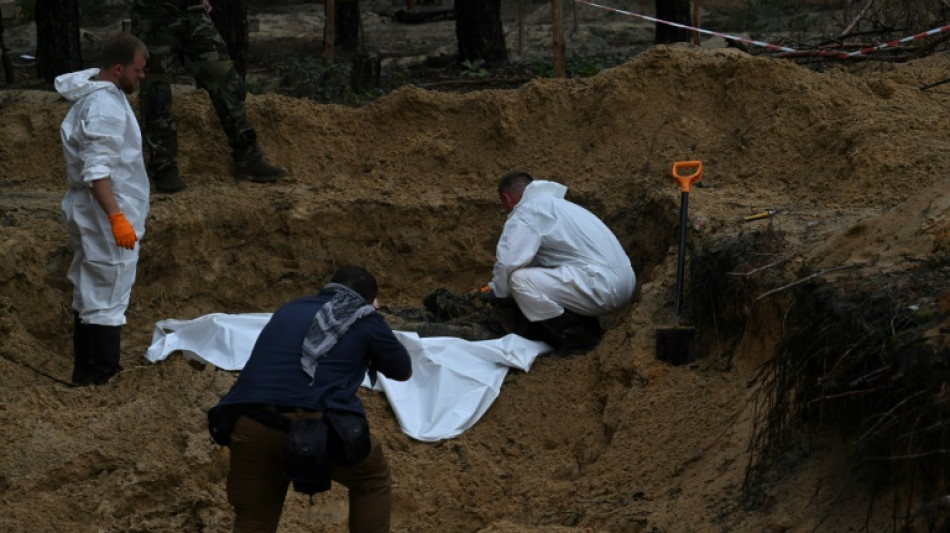 La UE pide tribunal para cr&iacute;menes de guerra tras fosas comunes en Ucrania
