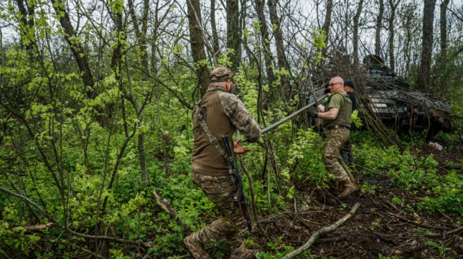 Non loin de Bakhmout, des tankistes ukrainiens "pr&ecirc;ts" pour l'offensive