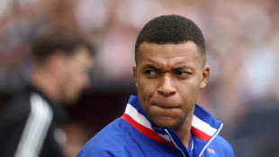 Questions autour du don de 180.300 euros de Mbappé à cinq policiers