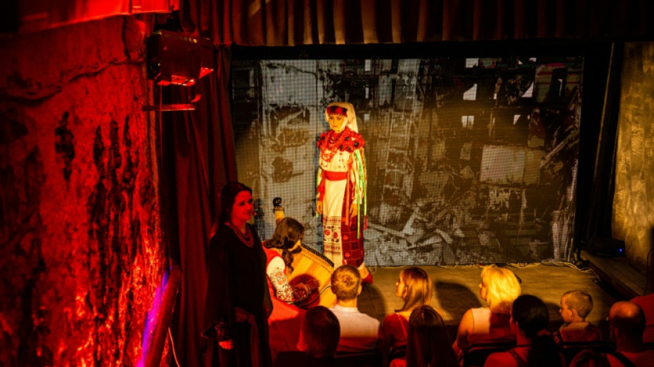 El teatro de la ciudad ucraniana de Mikolaiv renace en un refugio subterr&aacute;neo