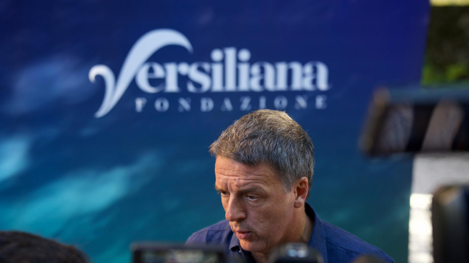 Renzi,cos&igrave; tanta gente in spiaggia che Meloni &egrave; andata in Grecia