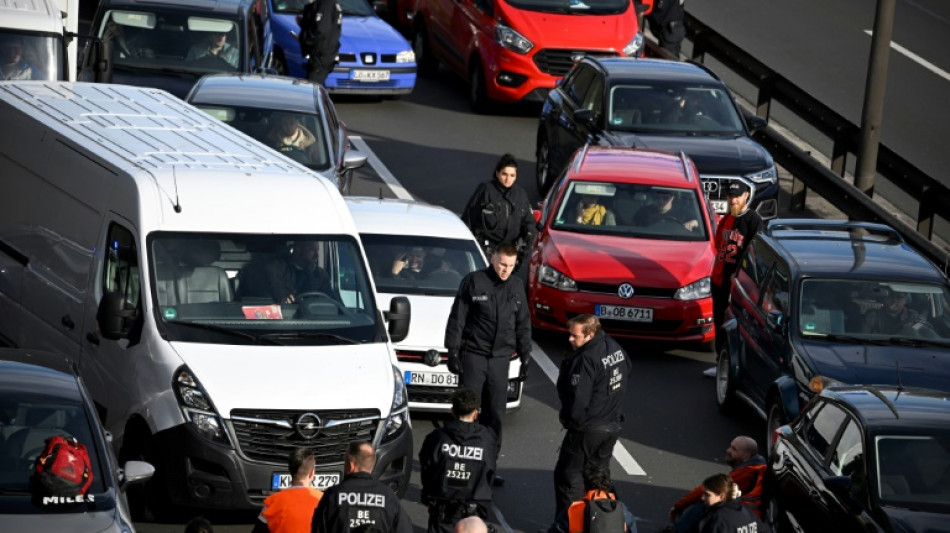 Klimaschutzgruppe Letzte Generation setzt Stra&szlig;enblockaden in Berlin fort