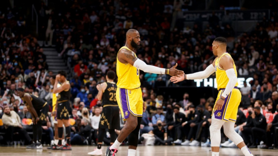NBA: Westbrook et James sauvent les Lakers, Durant m&egrave;ne les Nets au come-back