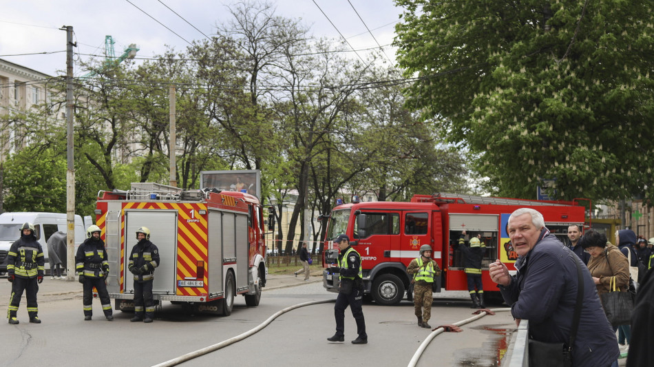 Ucraina: drone russo su autobus nel sud-est, 9 morti