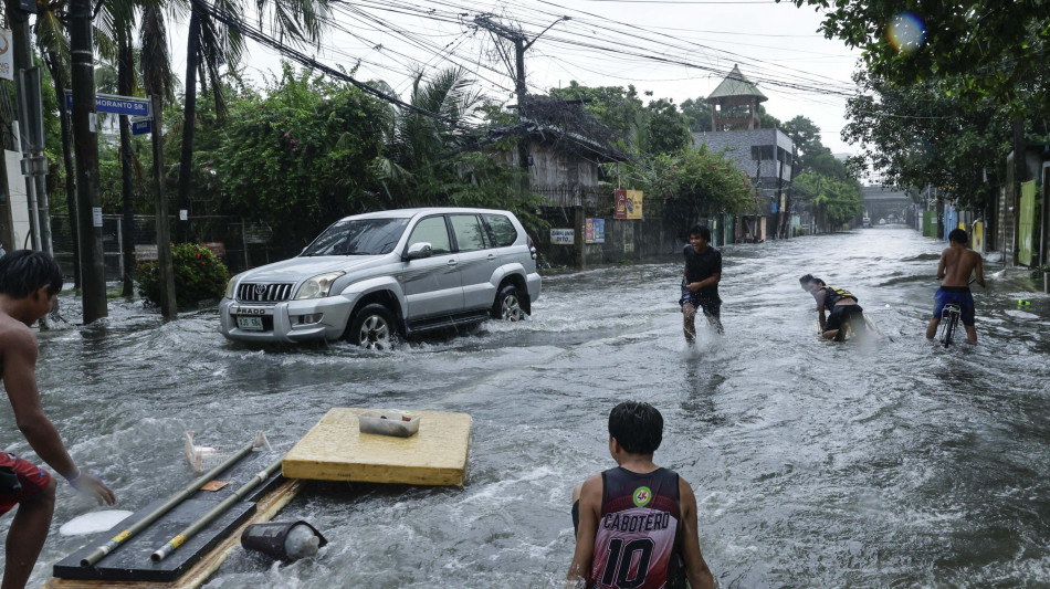 Allerta a Hong Kong in attesa del tifone Wipha