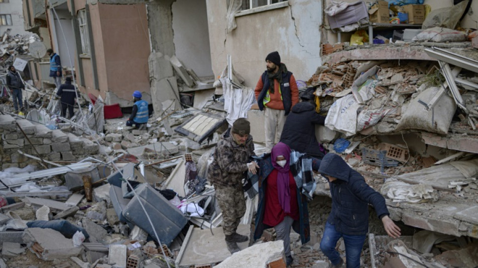 S&eacute;isme: pr&egrave;s de 40.000 morts, appel aux dons face aux "besoins immenses" des populations