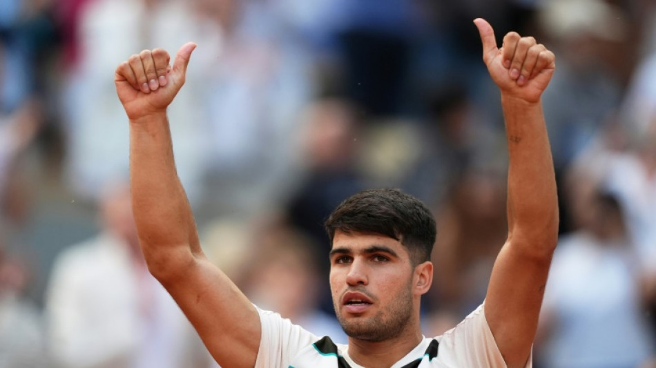 Alcaraz, Swiatek pass tough French Open tests