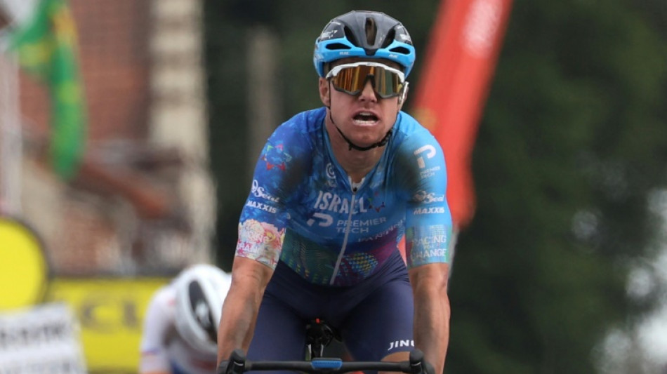 Tour de France: Clarke gagne l'&eacute;tape des pav&eacute;s, van Aert sauve son maillot jaune