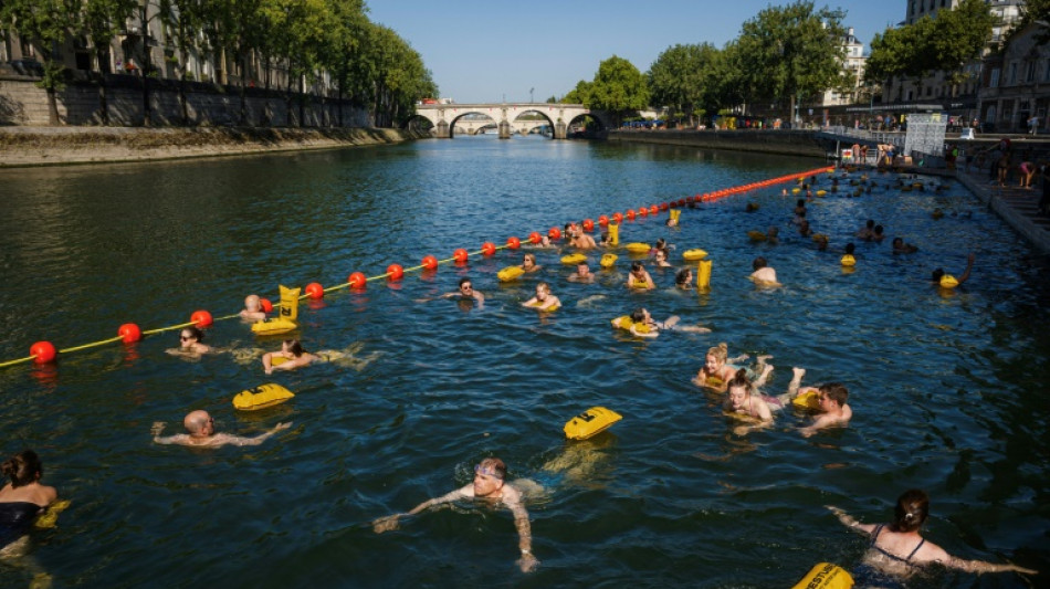 Un ba&ntilde;o en el Sena, el "golpe de suerte" contra el calor en Par&iacute;s