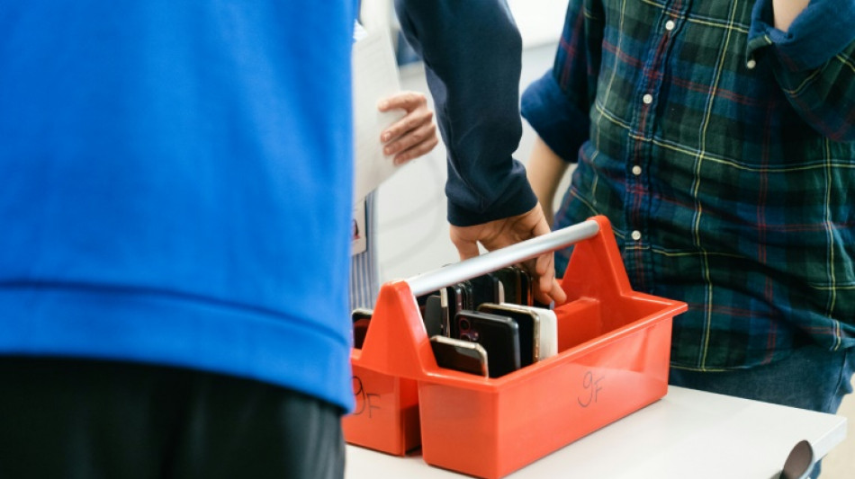 Mais interação e melhor concentração nas escolas finlandesas após a proibição de celulares