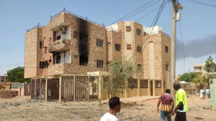 Combates y un incendio cerca de una f&aacute;brica militar en la capital de Sud&aacute;n