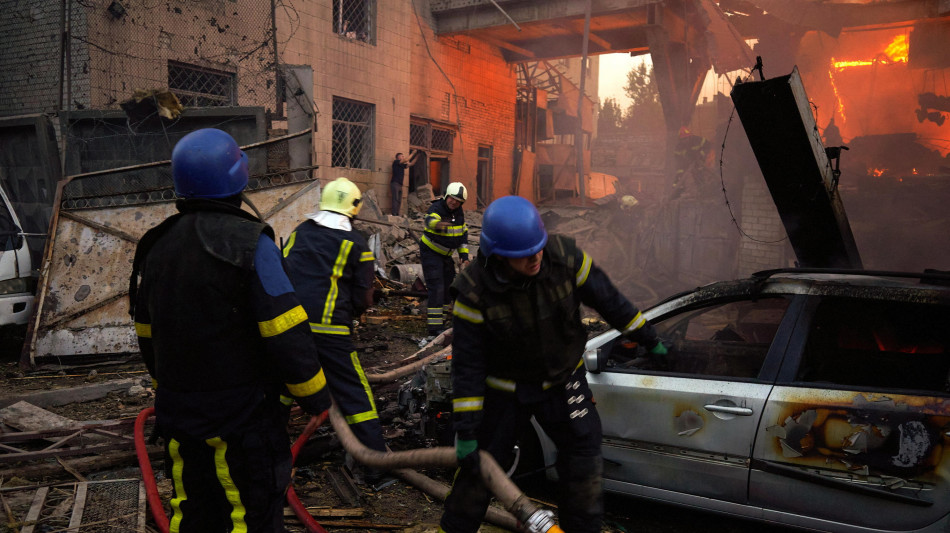 Droni russi su Kiev, incendi in vari distretti