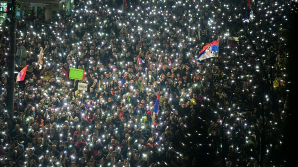 El balance de muertos del accidente que desencaden&oacute; masivas protestas en Serbia sube a 16
