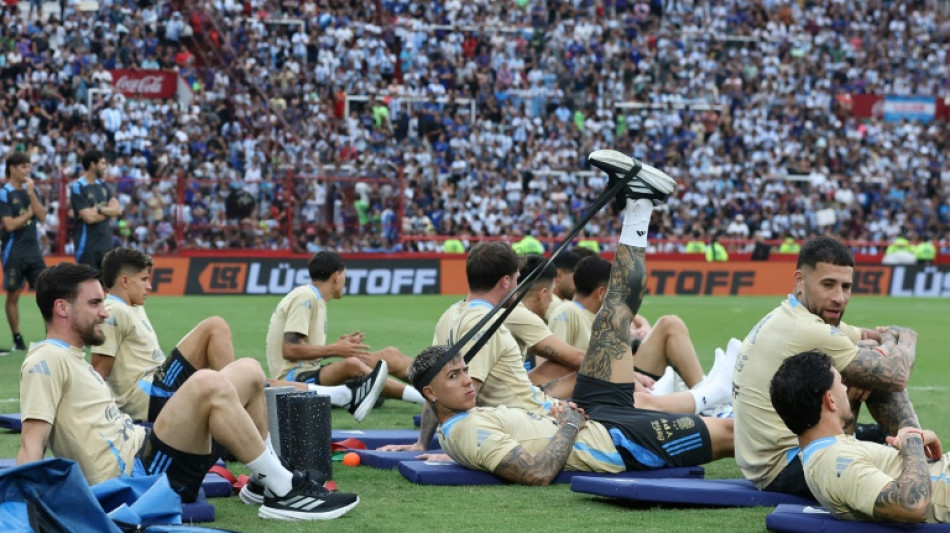 Una multitud disfruta de un amistoso ben&eacute;fico de Argentina, previo al duelo ante Brasil