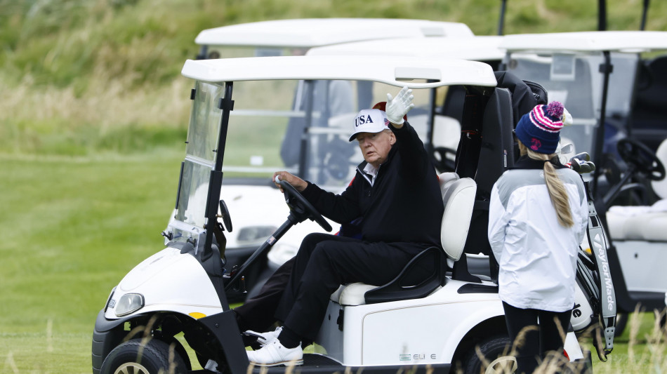 Trump bara a golf in Scozia, il video virale sui social media