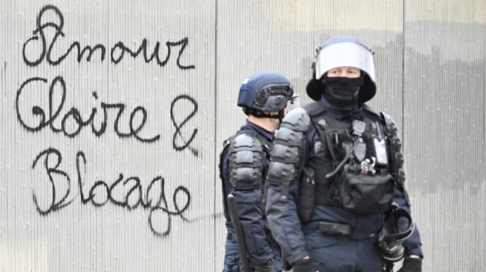 D&eacute;p&ocirc;ts p&eacute;troliers, ports, routes, trains: nouvelles actions de blocage &agrave; travers le pays contre la r&eacute;forme des retraites