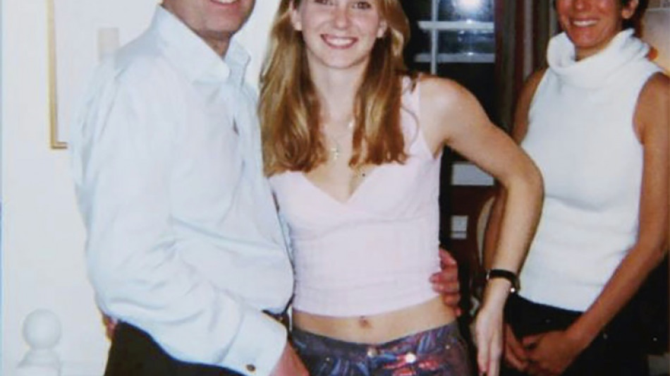 Ghislaine Maxwell dice que la foto del pr&iacute;ncipe Andr&eacute;s con la mujer que lo acus&oacute; es "falsa"