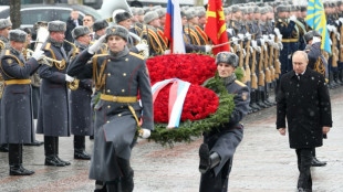 Putin felicita a su ej&eacute;rcito por su actuaci&oacute;n en Ucrania y EEUU anuncia nuevas sanciones
