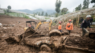 Suben a 53 los muertos por el deslizamiento de tierra en Java, Indonesia