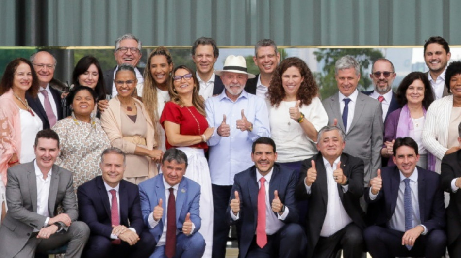 Ap&oacute;s cirurgia, Lula volta ao trabalho sem abandonar o chap&eacute;u