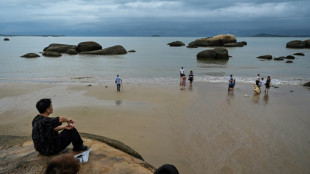 "Pas inquiets": sur une plage face &agrave; Ta&iuml;wan, des Chinois insouciants