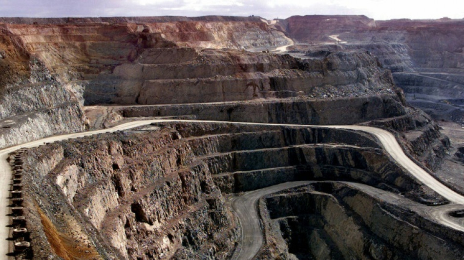 Gold, stocks drop on economic jitters 