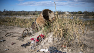 Caen a la mitad los cruces de migrantes en la frontera entre EEUU y M&eacute;xico