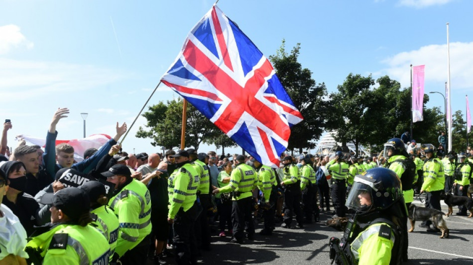Royaume-Uni: apr&egrave;s les &eacute;meutes, une reprise du foot sous haute surveillance 