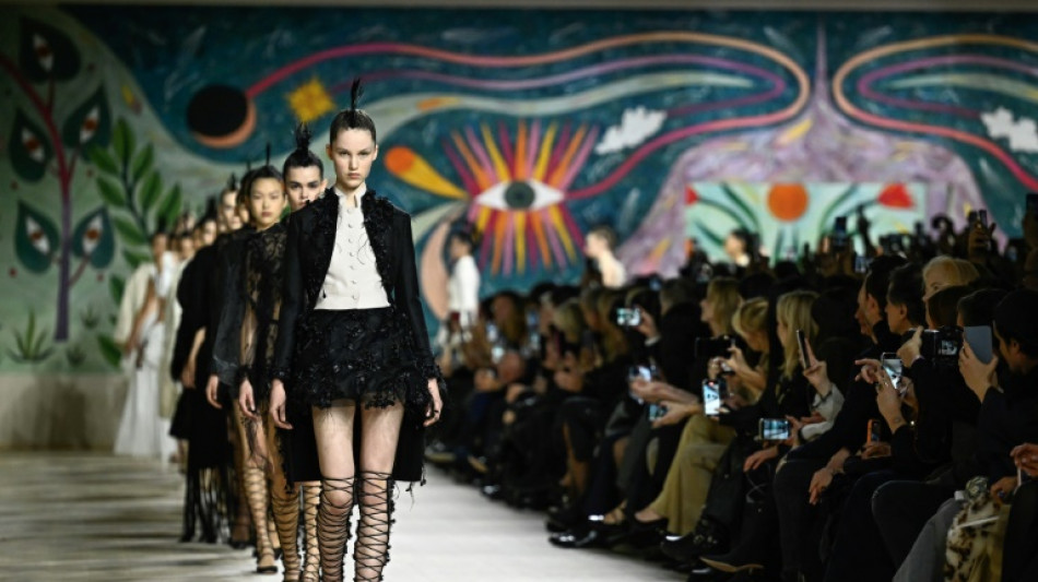 Dior e Schiaparelli revisitam cl&aacute;ssicos da alta-costura em Paris