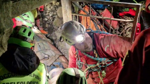 Abgest&uuml;rzte H&ouml;hlenforscherin in Italien nach vier Tagen schwer verletzt gerettet