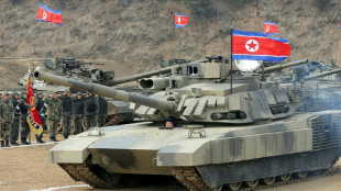 L&iacute;der norcoreano presenta y maneja un nuevo tanque de combate