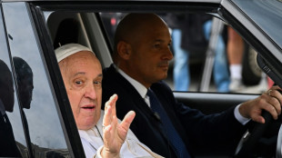 "A&uacute;n estoy vivo", dice el papa Francisco tras salir del hospital